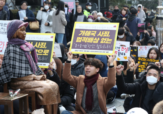 11일 서울 종로구 옛 일본대사관 앞에서 일본군 위안부 피해자 문제 해결을 위한 정기 수요시위에서 참가자들이 문희상 국회의장의 '1+1+α(알파)'안에 반대하는 피켓을 들고 있다. (사진=연합뉴스)